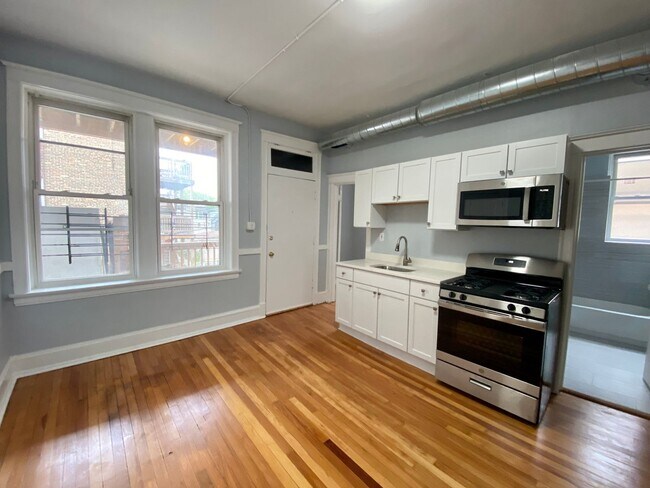 Building Photo - Brand new rehab 2 bedroom in the heart of Ukrainian Village with balcony facing south