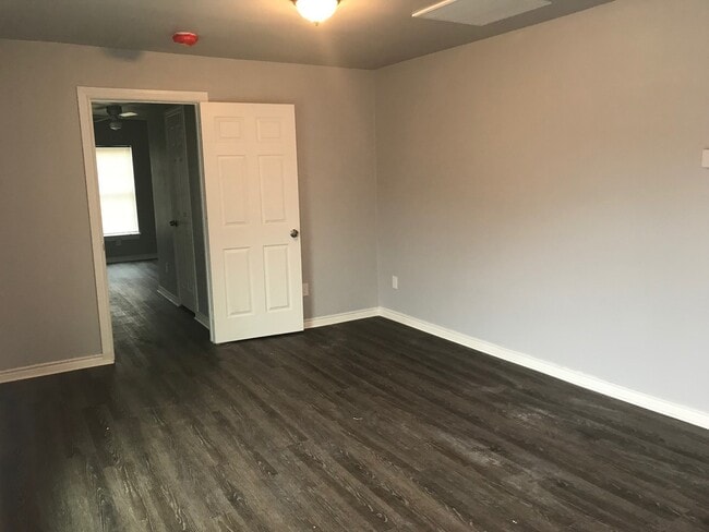 Building Photo - 512 Graham Ave