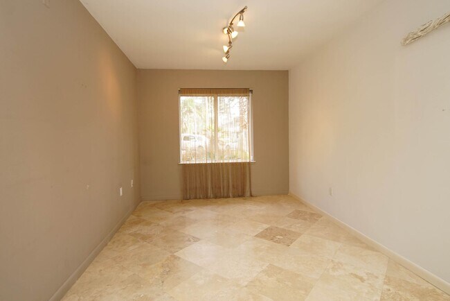 Building Photo - Bluewater Bay Townhome - 6 month lease Only