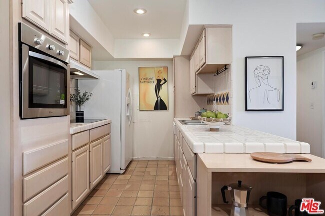 Building Photo - 1351 N Crescent Heights Blvd