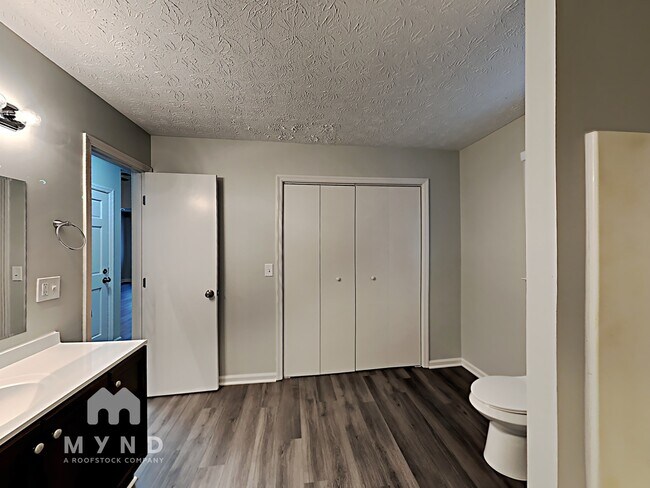 Building Photo - 5657 Riding Woods Dr SW