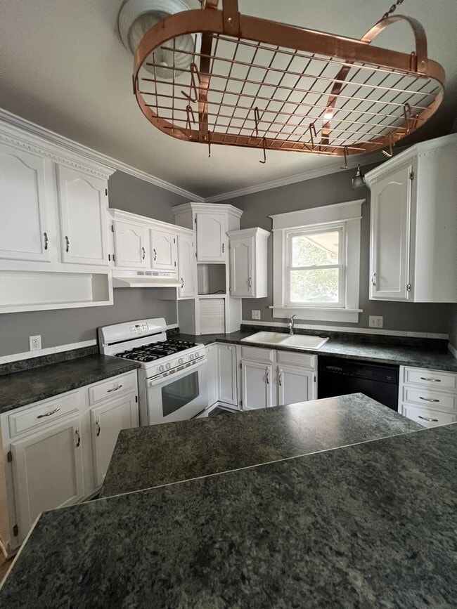 Building Photo - Spacious 4 Bedroom, 2 Bathroom Home