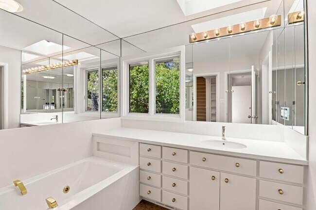 Building Photo - 820 Eucalyptus Ave