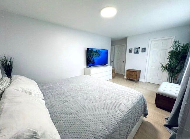 Building Photo - 952 E Old Willow Rd