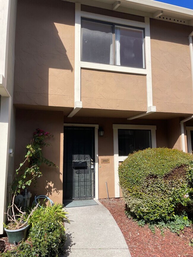 Primary Photo - 2 Bedroom 1.5 bath Townhome!