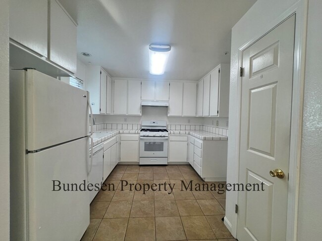 Building Photo - Lovely 3 bedroom duplex - Shown by appoint...