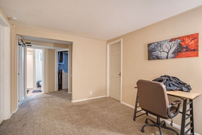 Building Photo - Room in a large shared home, great neighborhood, friendly roommates!