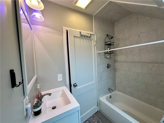 Building Photo - 1003-1003 Narragansett Blvd