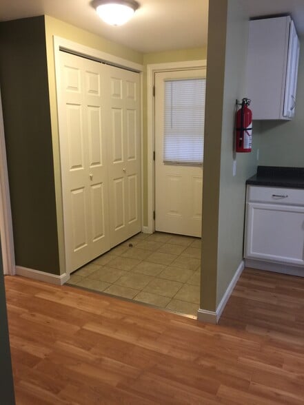 Entrance/Foyer - 61 Khouri Ln