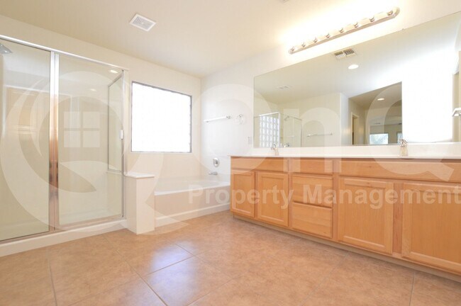 Building Photo - 3105 E Vallejo Dr