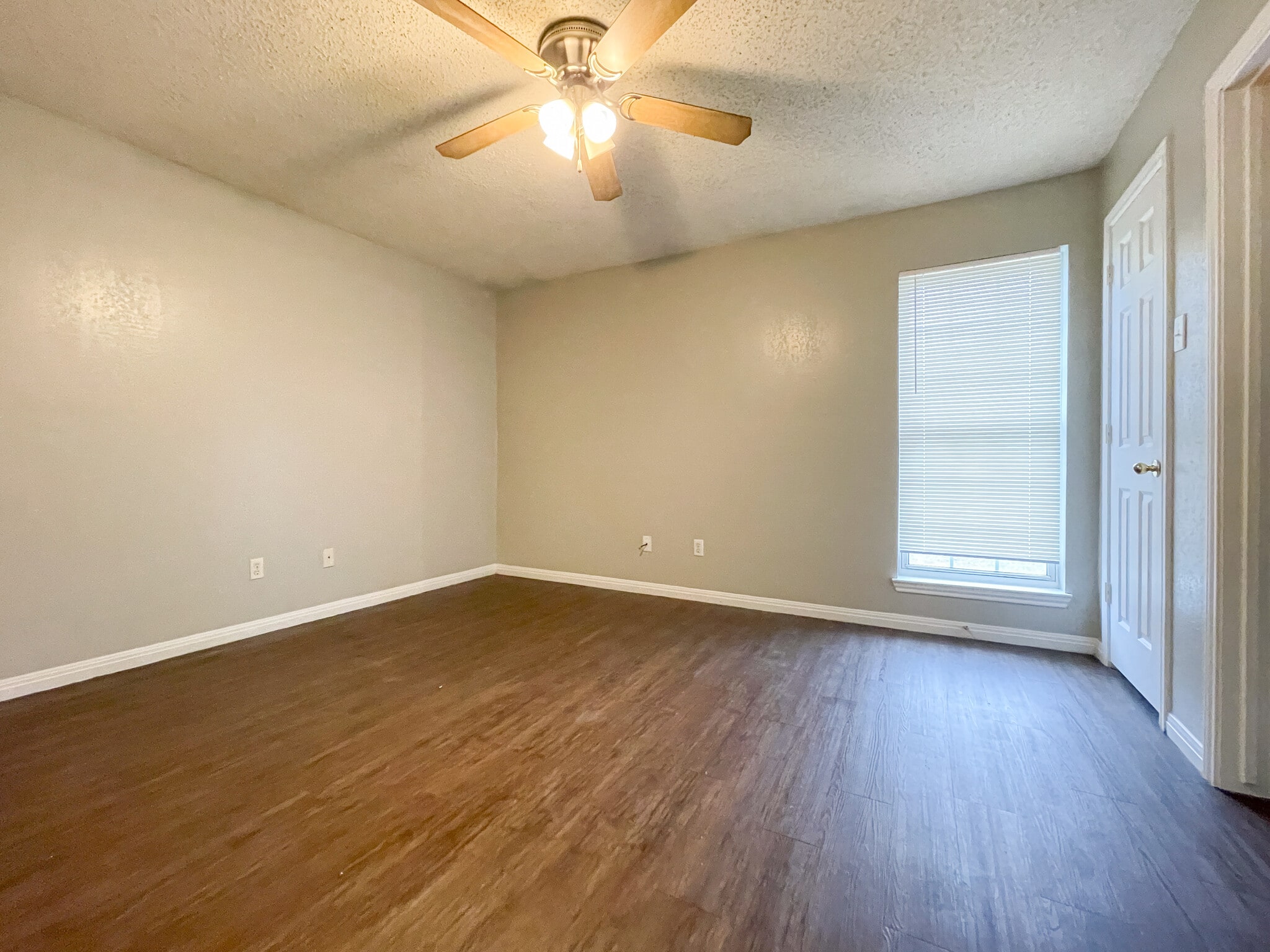 Building Photo - 141 Spring Country