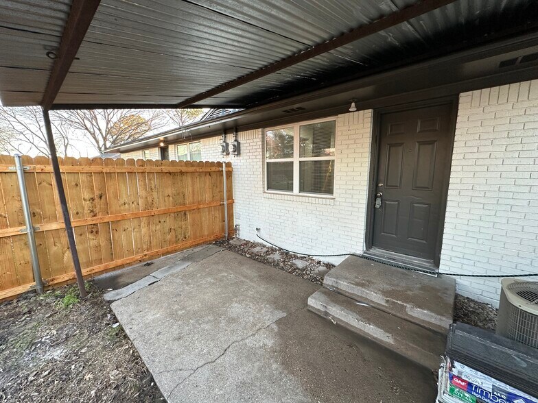 Building Photo - 2322 Meadow Ln