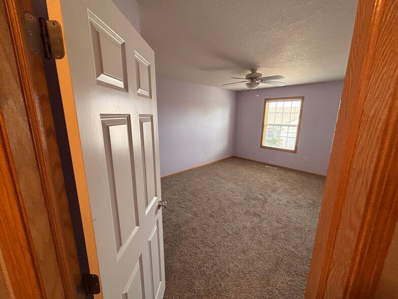 Building Photo - 1019 NE Greenview Dr