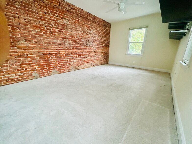 Building Photo - 1805 9th St NW