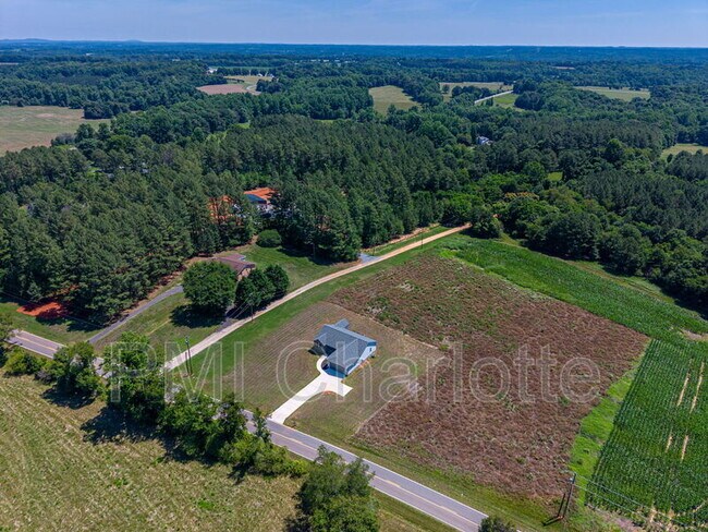 Building Photo - 2128 Chatfield Rd