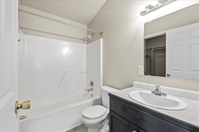 Building Photo - 3 Bedroom 2 Bathroom Near Whitewater Park