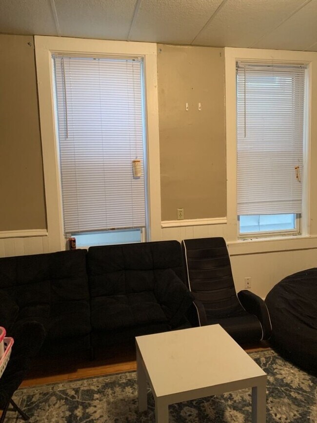 Building Photo - 830 E 6th St