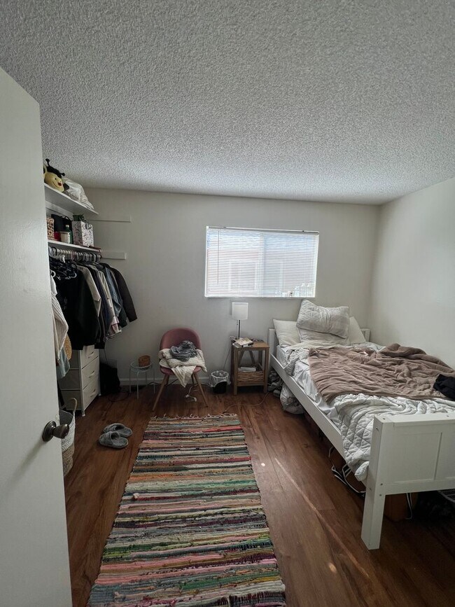 Building Photo - Rarely Available Private 5 Bed 3 Bath House w/ 2 Masters