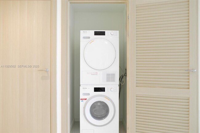 Building Photo - 1000 Brickell Plaza