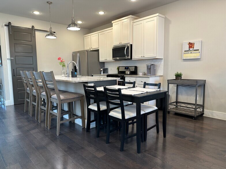 Building Photo - 509 Elmhurst Ave