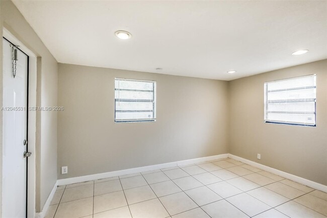 Building Photo - 4951 SW 16th St
