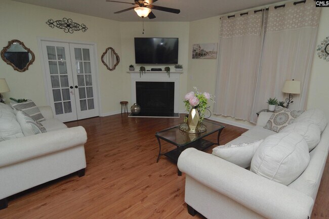 Building Photo - 212 Glossy Green Ln