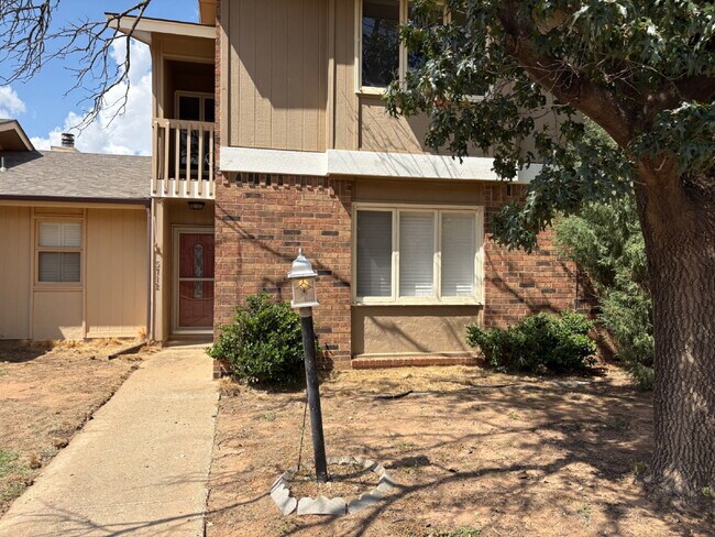 Building Photo - MOVE IN SPECIAL For This Captivating Townh...
