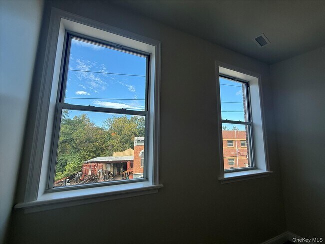 Building Photo - 125 Main St