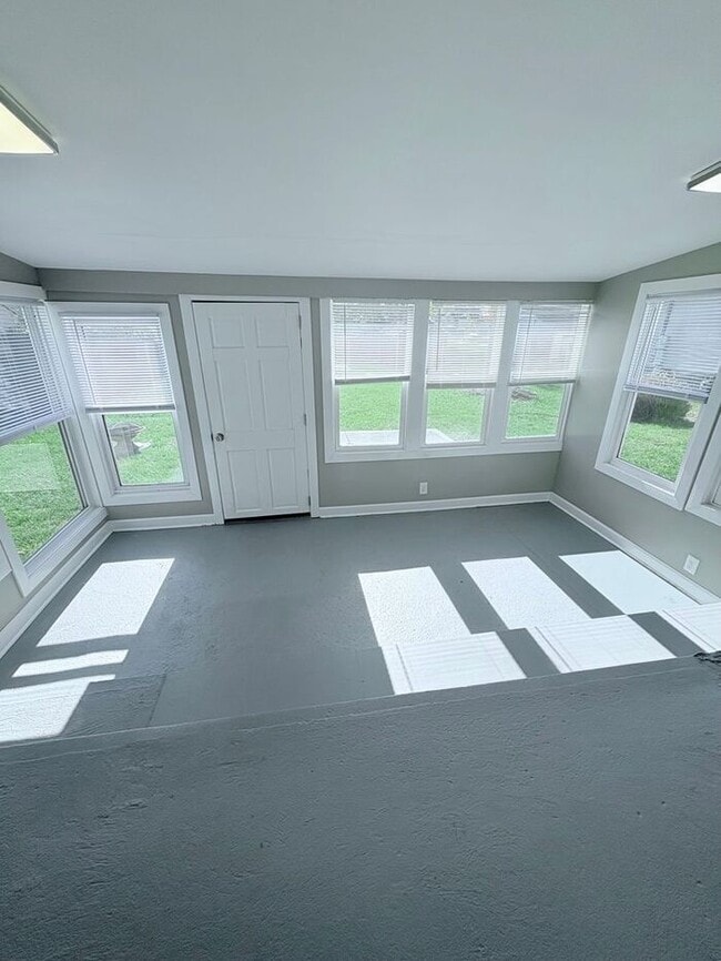 Building Photo - Charming 3BR 1BA Home w/ Sunroom • Stainless Kitchen • Yard w/ Fire Pit in Delaware