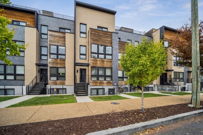 Primary Photo - 2724 12th St NE
