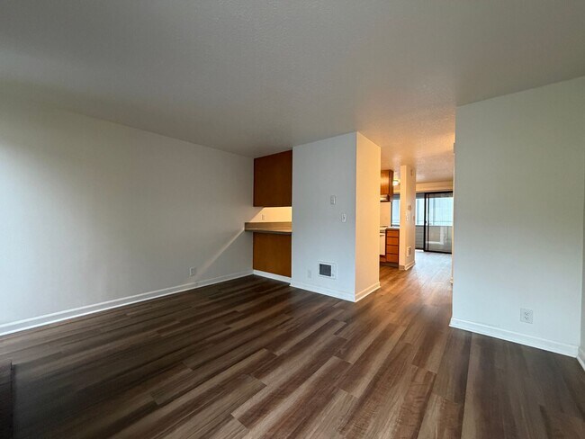Building Photo - Updated Townhouse in the Heart of Garden Home~ New LVP Flooring~ Washer/Dryer Hook-Ups~ A/C~ Larg...