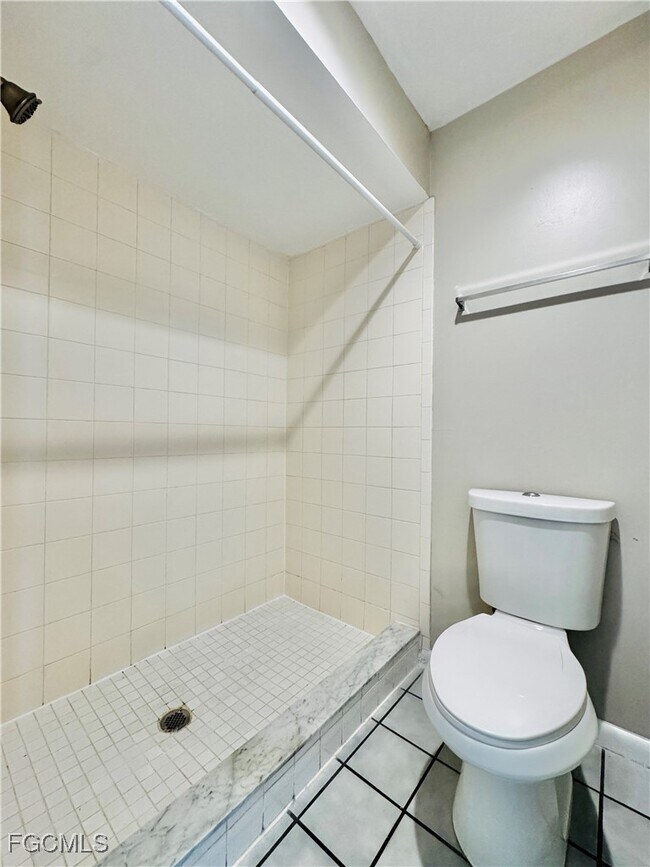 Building Photo - 706 SE 13th Ct