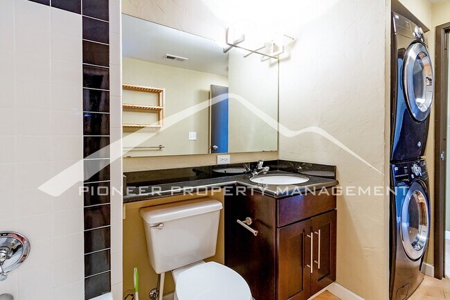 Building Photo - Modern Studio Apartment with Reserved Park...