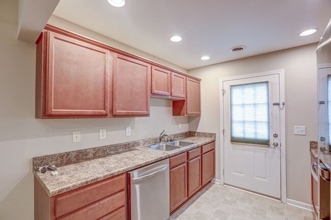 Building Photo - 2108 Pleasant View Dr