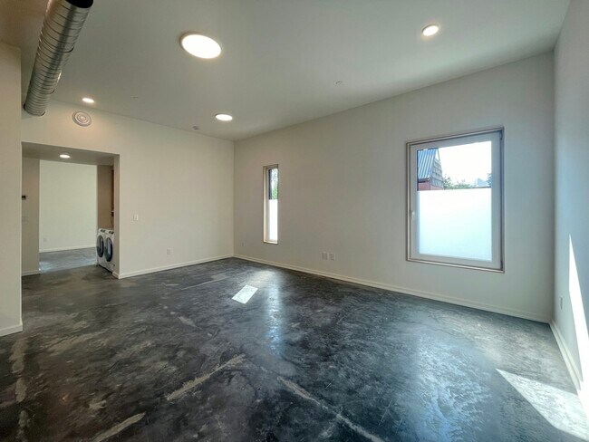 Building Photo - 1614 6th Ave