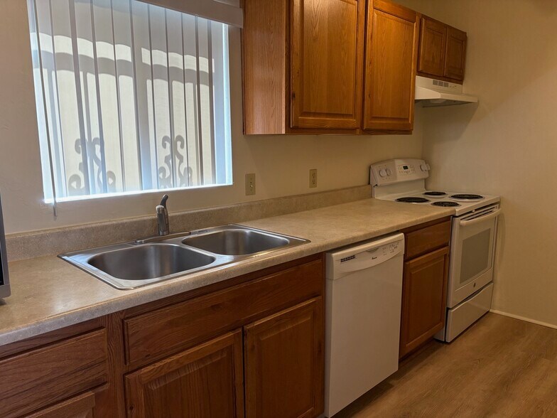 Kitchen - 706 E Linden St