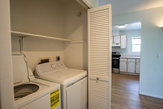 Building Photo - Bright & Spacious 2-Bed/2 Bath with W/D, D...