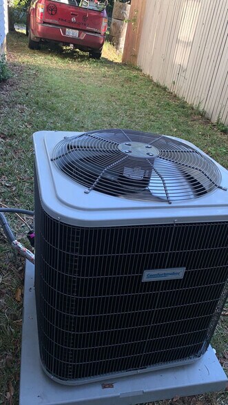 Building Photo - 609 Cedar St