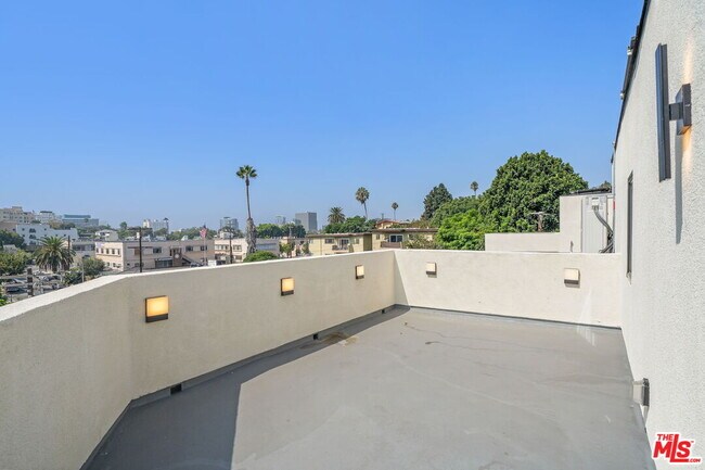 Building Photo - 257 S Park View St