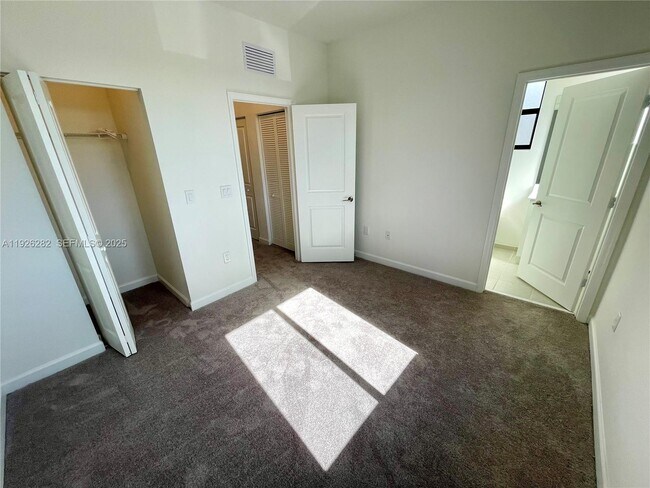 Building Photo - 20671 NE 7th Pl