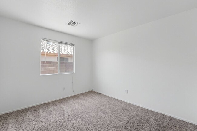 Building Photo - Freshly Updated 4 Bed | New Carpet, New Appliances & Open Layout