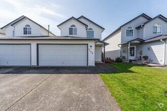 Building Photo - Comfortable 3-Bedroom Townhouse with A/C, ...