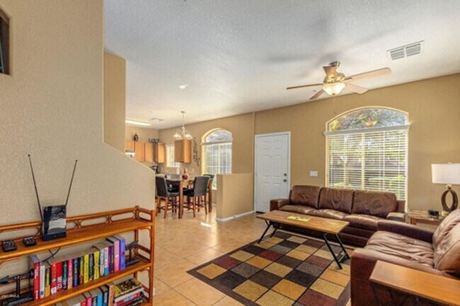 Building Photo - 2 Bedroom, 2.5 Bath Townhome Available NOW!