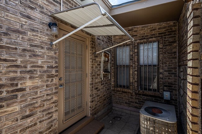 Building Photo - 2006 Piedra China St