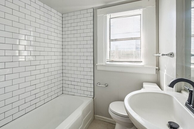 Building Photo - Beautifully renovated 2/1!