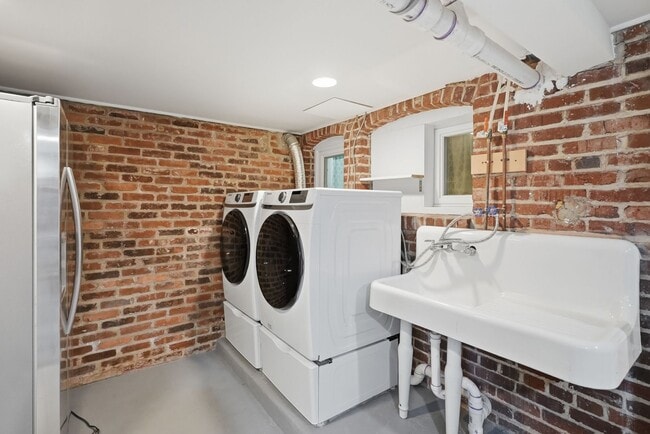 Building Photo - Glover Park Townhome | 4 Bed | 3.5 Bath | 2,500 Sf | Large Front Porch & Fenced-In Backyard w/ Deck
