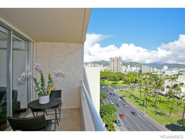 Building Photo - Roya Court Furnished 1 bed, 1 ba, 1 parkin...