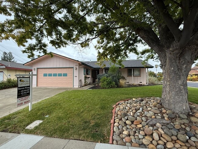 Building Photo - Single Story Home in Quiet Neigbhorhood Ne...