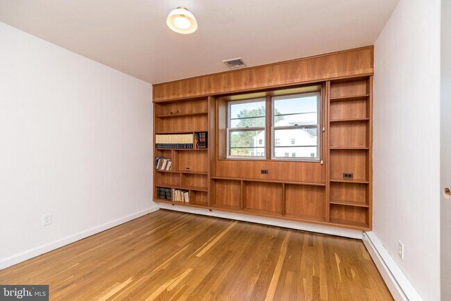 Building Photo - 932 Croton Rd