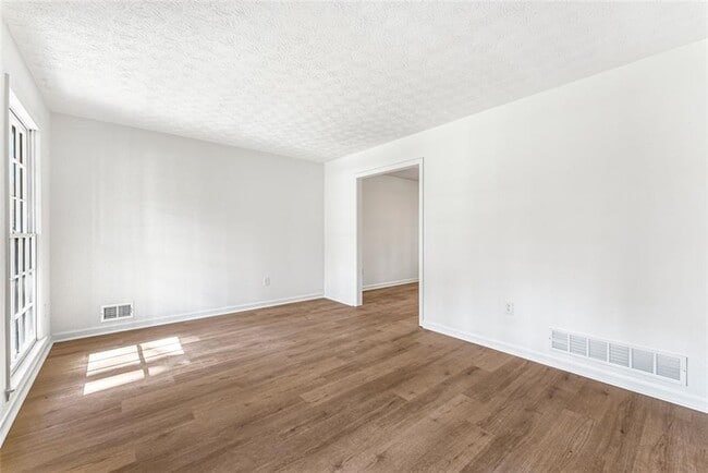 Building Photo - 444 Wellington Way